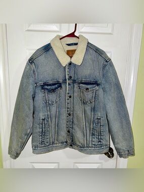 Levi's Men’s Large Light Blue Wash Sherpa Trucker Jean Jacket
